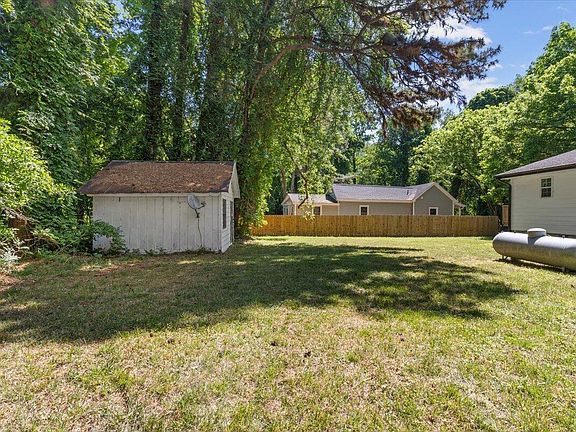 5th image of 320 Holland Glen St