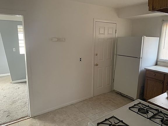 4th image of 21450 Parklawn St