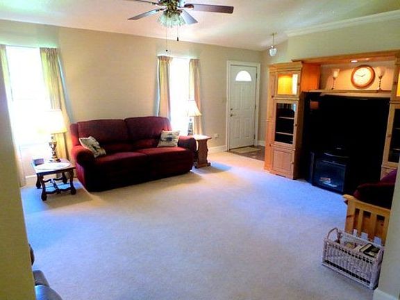 2nd image of 122 Brittany Dr