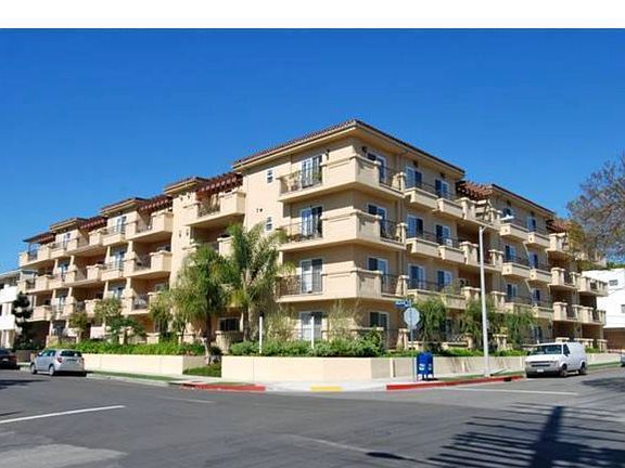 3rd image of 11911 1/2 Mayfield Ave #401