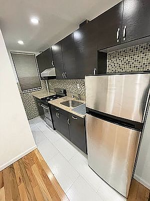 5th image of 9 Eldridge St APT 9