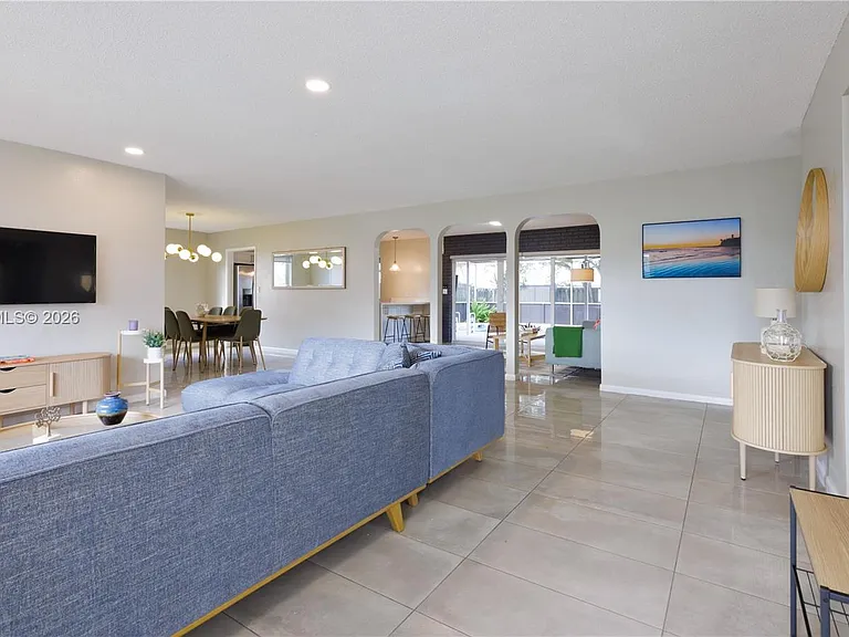 609 S Crescent Dr — Photo 3