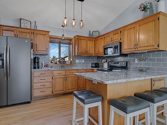 3rd image of 1083 Lawrence Cir
