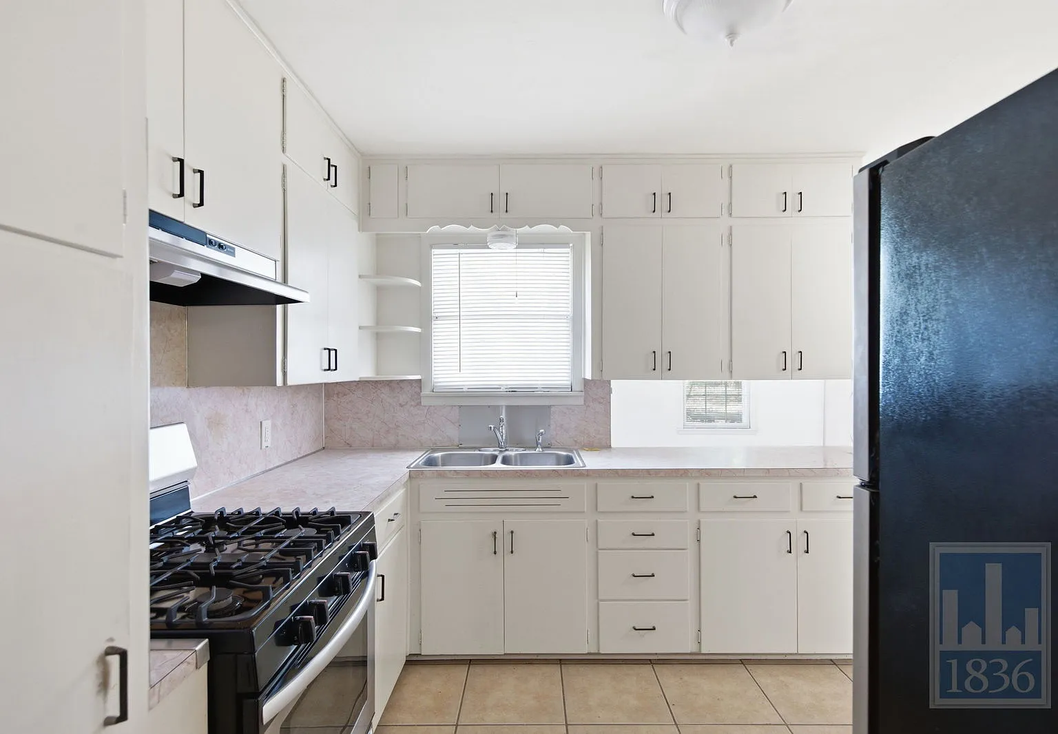 3 bed, 1.0 bath, 1112 sqft, $2,095 — Photo 3