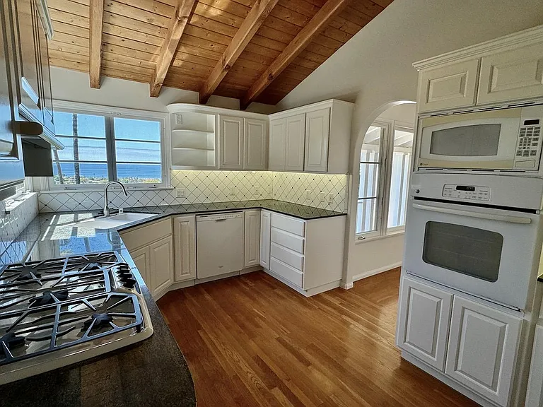 930 Skyline Dr — Photo 11