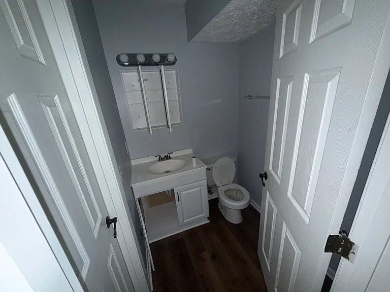 715 W Chestnut St #12 — Photo 8