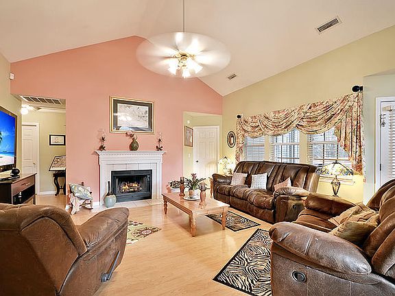 5th image of 210 Trestlewood Dr