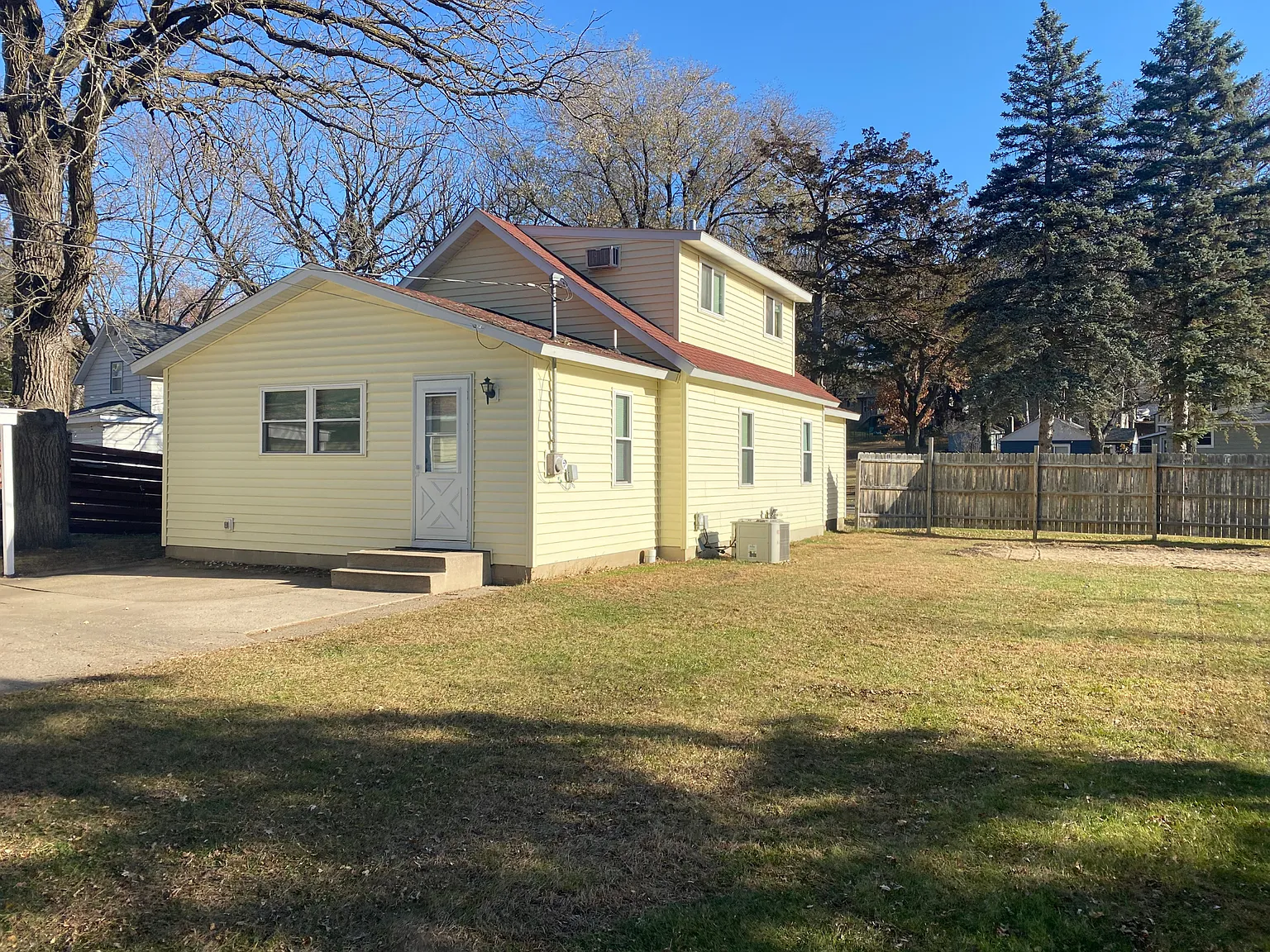 3 bed, 1440 sqft, $2,100 — Photo 1
