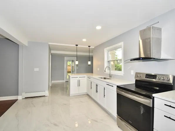 25 Pineywood Ave, Wilbraham, MA 01095