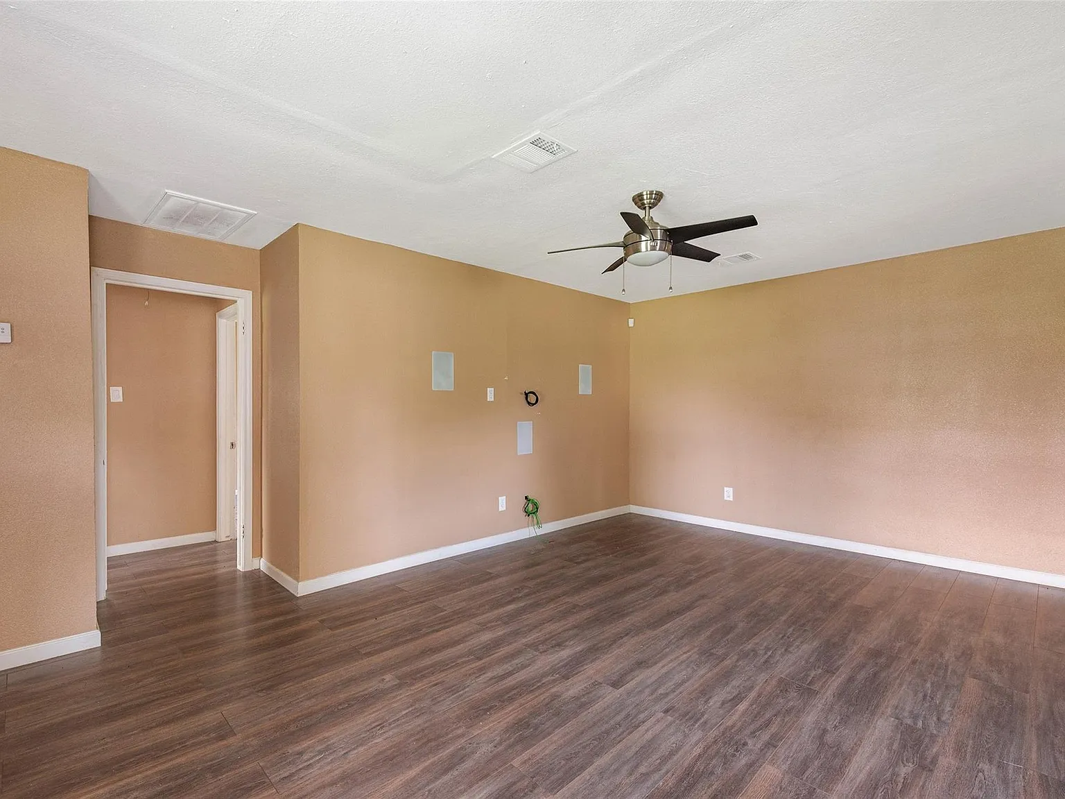 3 bed, 2.0 bath, 1370 sqft, $1,650 — Photo 4