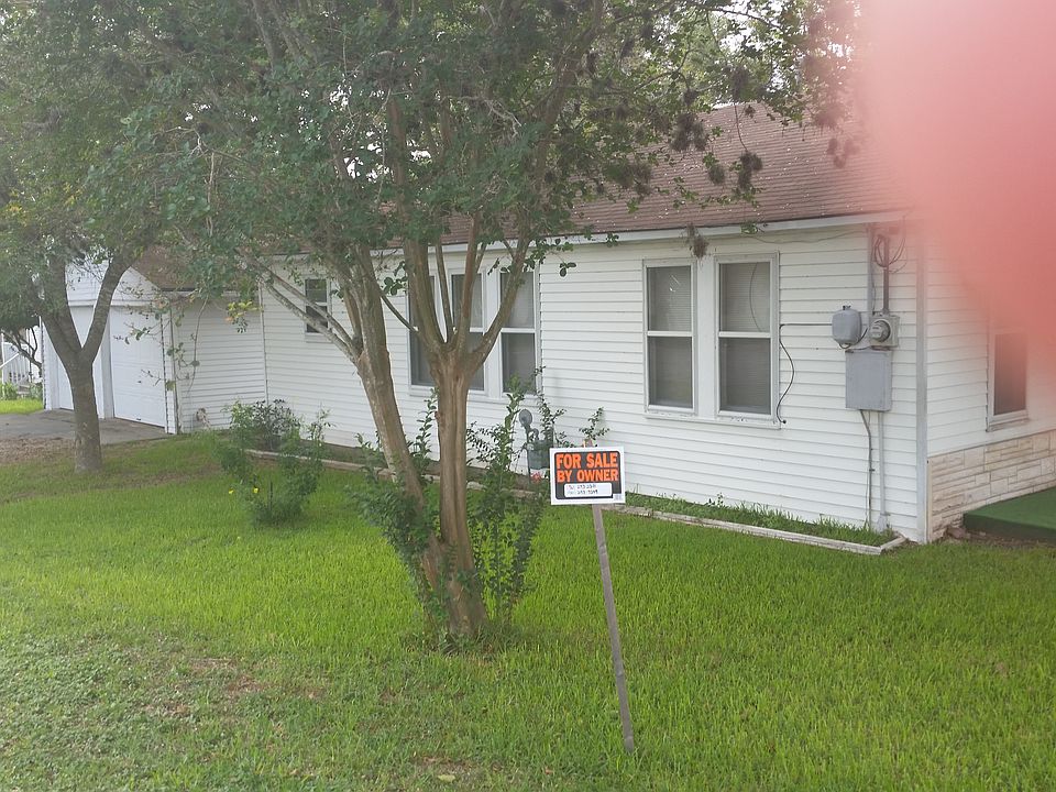 2nd image of 102 Ewald St Yoakum Texas #77995