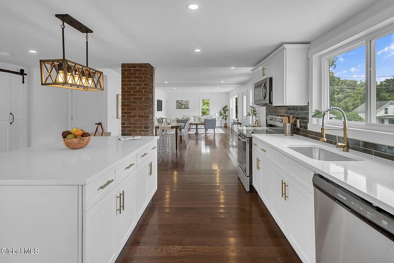 4th image of 23 Cummings Street
