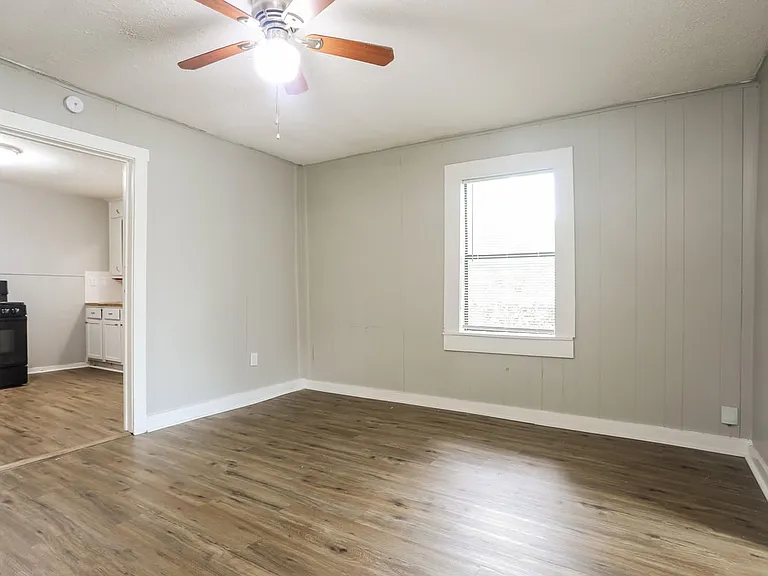 912 Clifton St — Photo 4