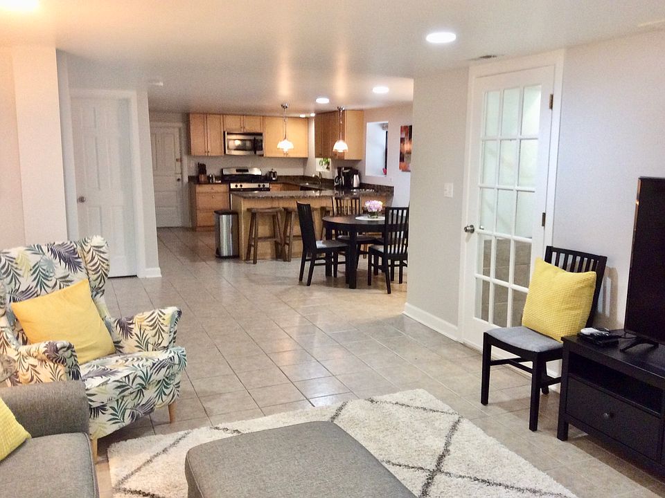 Looking toward kitchen from LR