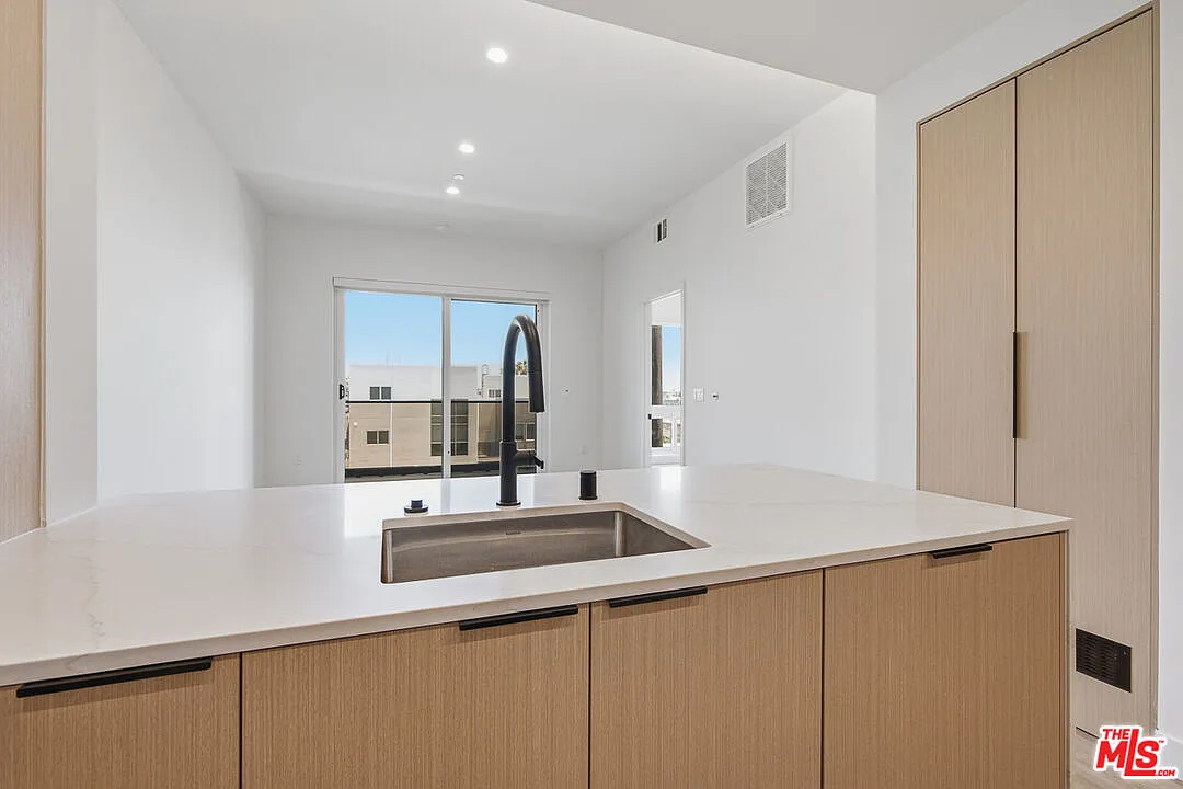 1 bed, 1.0 bath, 752 sqft, $4,295 — Photo 4