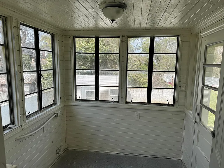 307 W Walnut St — Photo 4