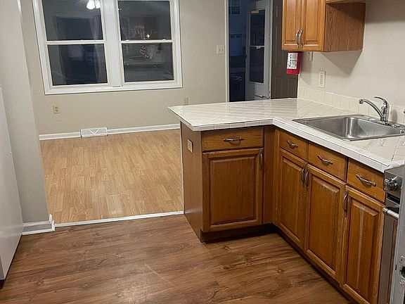 3rd image of 103 Pine St