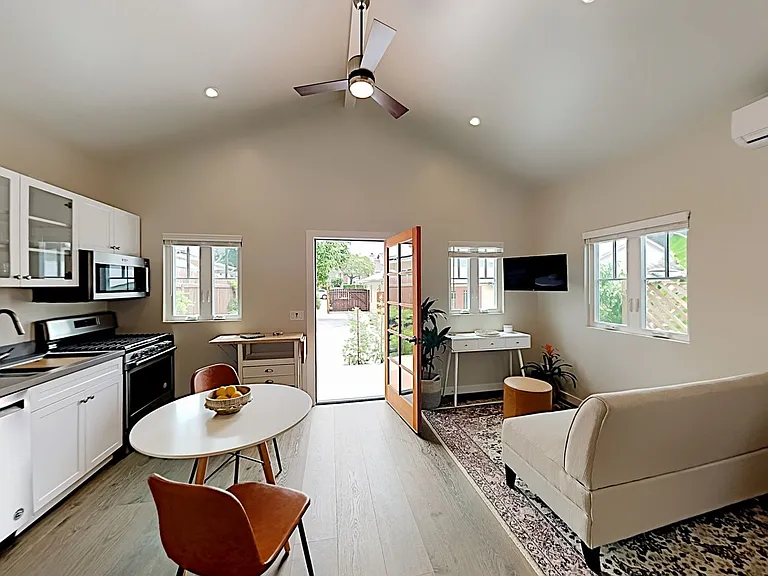 1205 Blanchard St — Photo 1