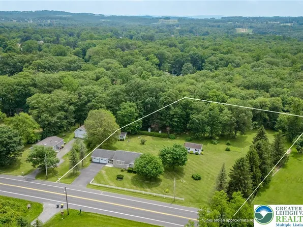 4037 Mountain View Dr, Walnutport, PA 18088