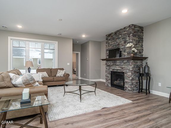 3rd image of 3805 Diamond Dr