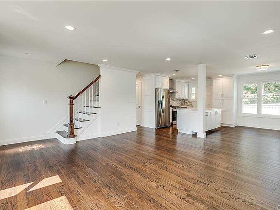 4th image of 2 Birchwood Park Dr
