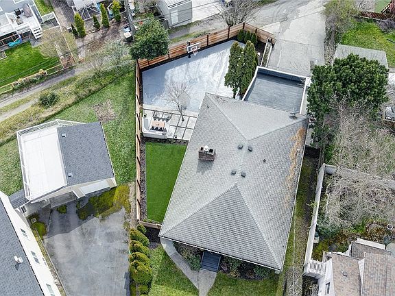 Huge oversized lot perfect for entertaining!