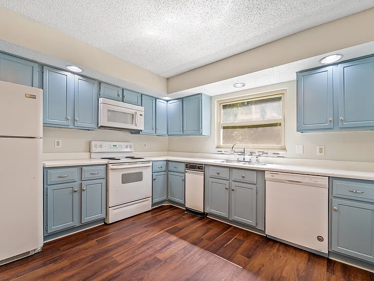 331 Greencastle Dr — Photo 8