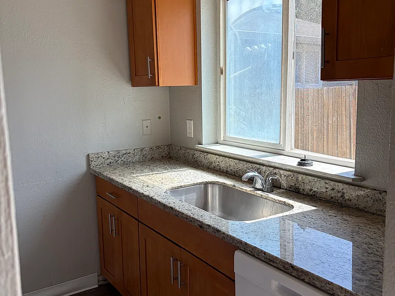 341 Elizabeth St #F — Photo 8