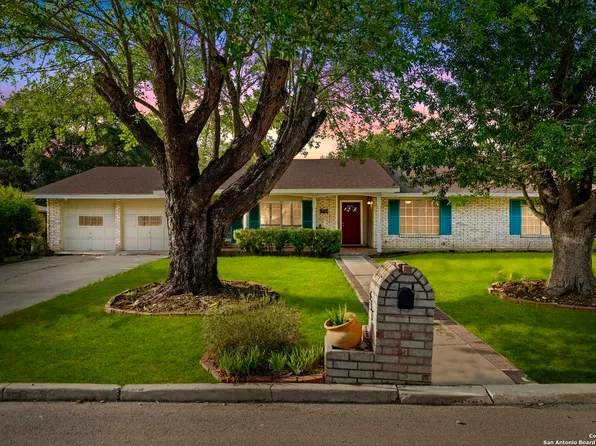 437 Spaceway Dr., Windcrest, TX 78239
