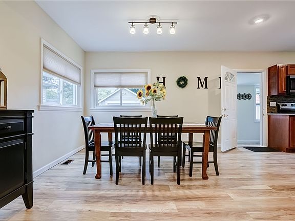 4th image of 17 Broderick Dr