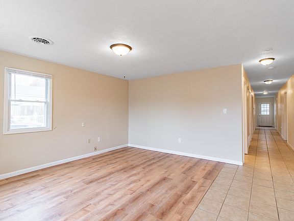 5th image of 914 E Paris Ave