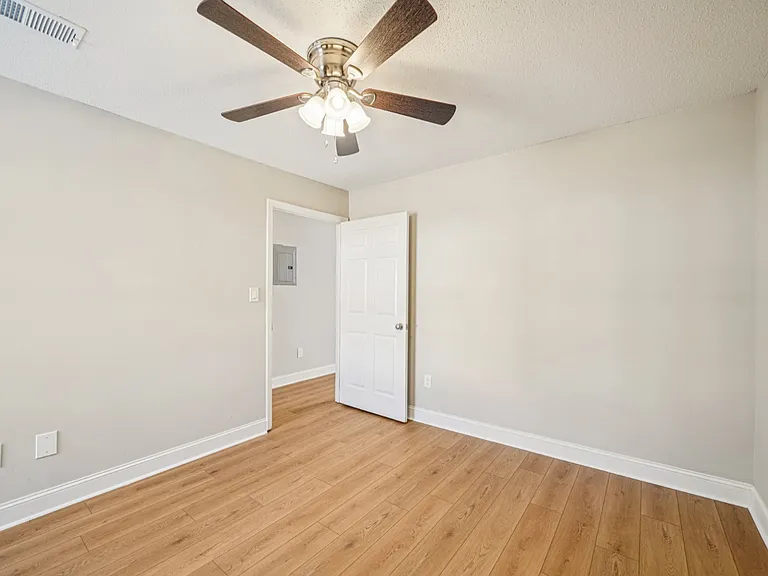 Sun Valley Apartments — Photo 22