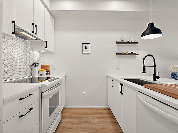 2nd image of 2348 Beacon Ave #203