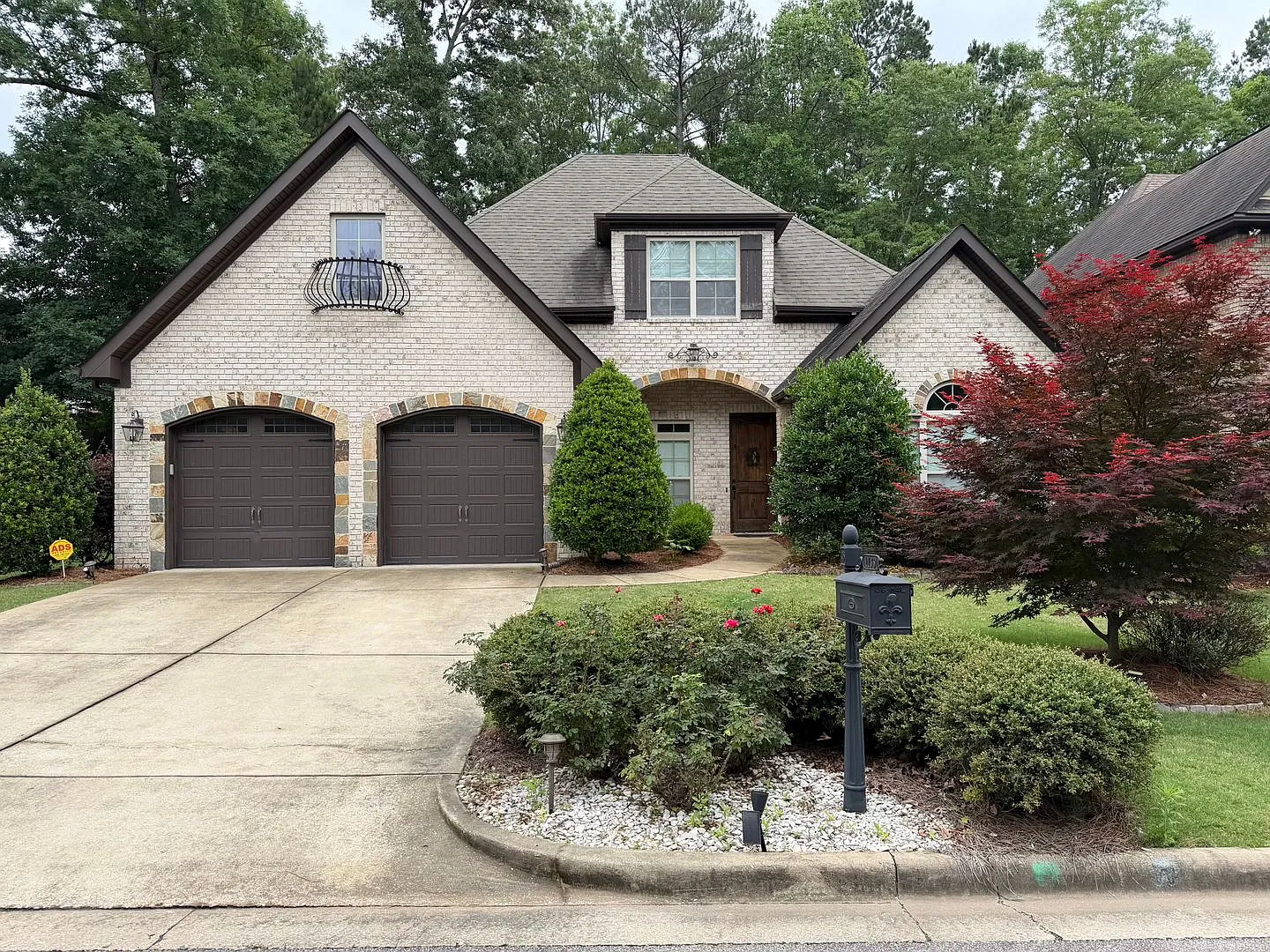 Beautiful 4/4 Home in Grove Hill! — Photo 1