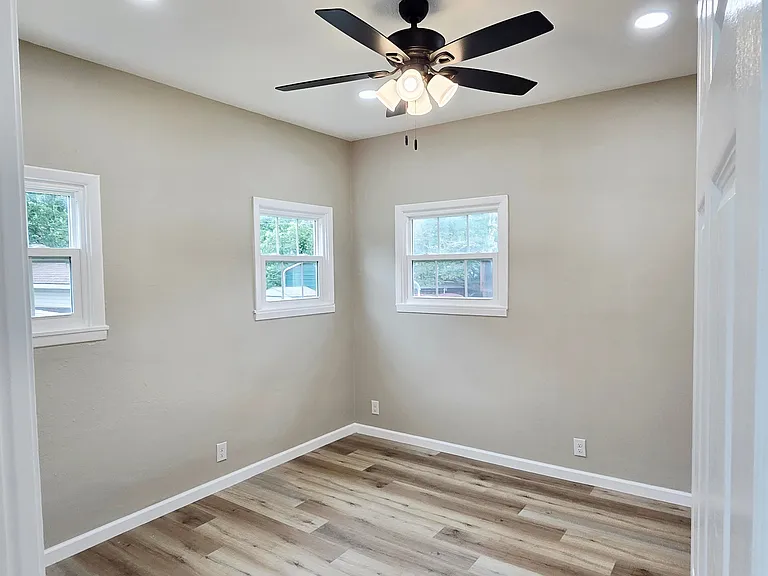 1308 W Walker St — Photo 13