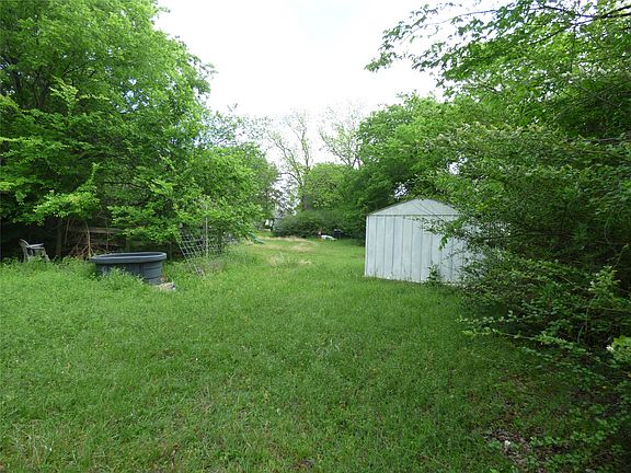 3rd image of 511 W Pecan St