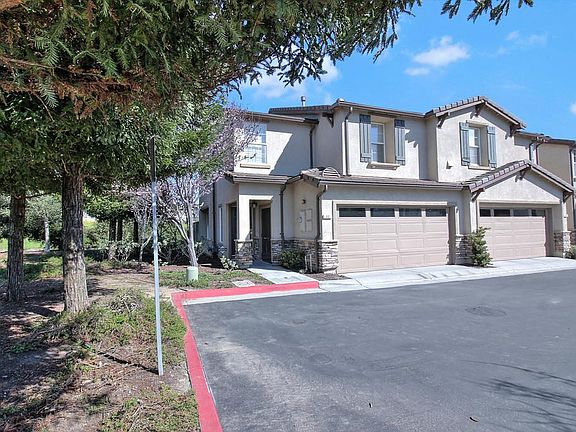 3rd image of 32 La Paz Ct