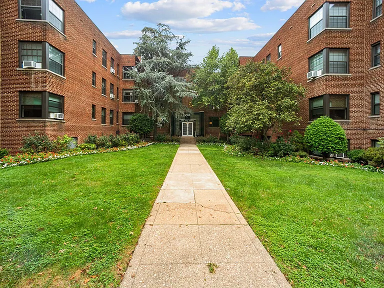 Rock Creek Gardens Apartments — Photo 2