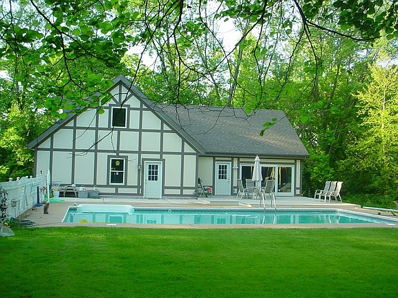 40x20 in-ground pool & hot tub