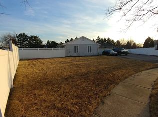 4 Lagoon Ct, Copiague, NY 11726