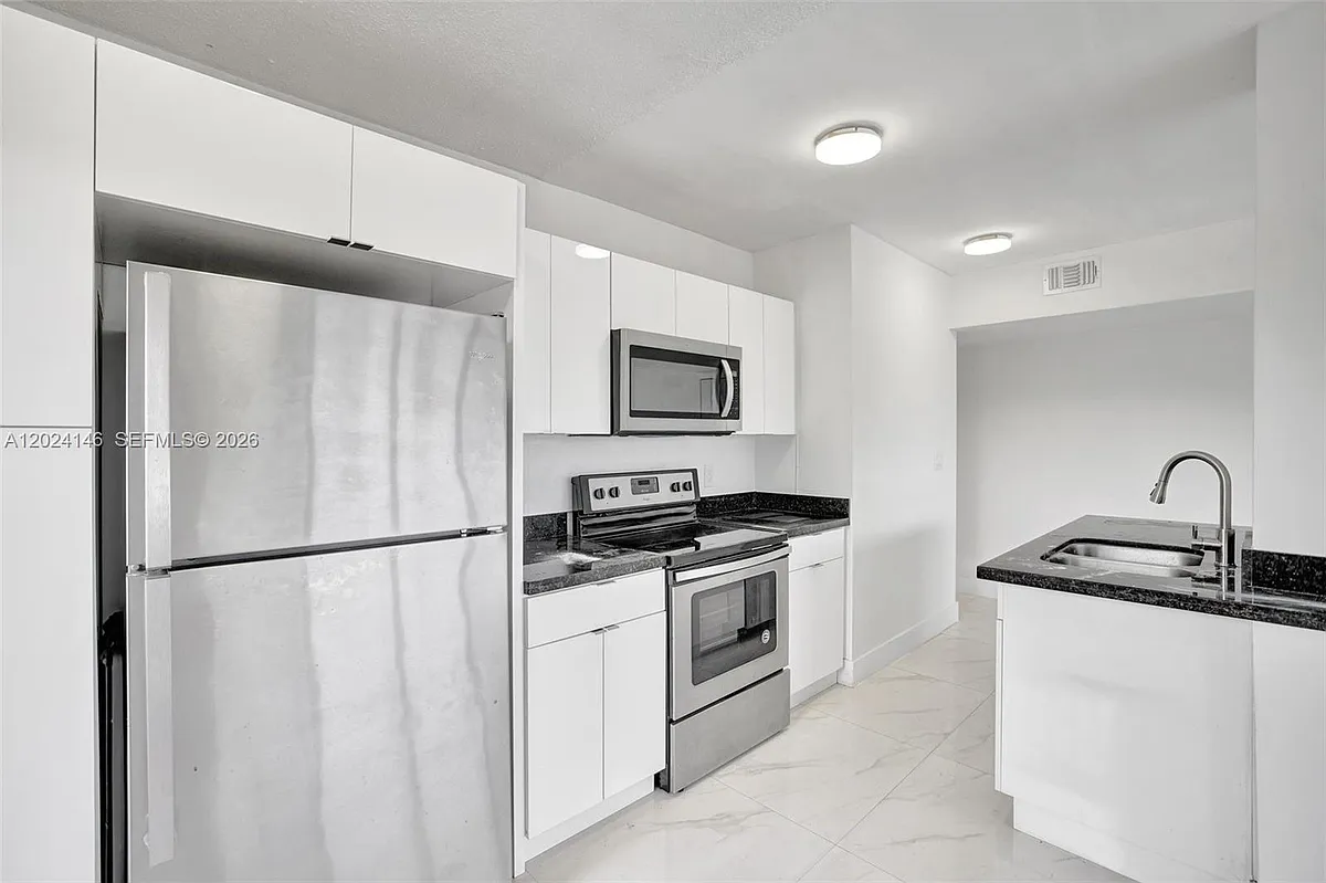 Building Photo - 5731 NE 18th Ave #6