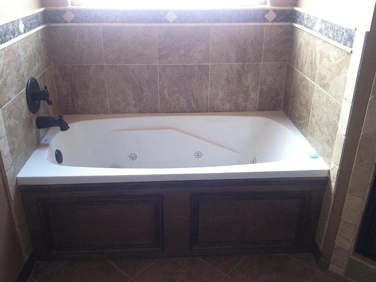Jetted tub for those achy muscles.