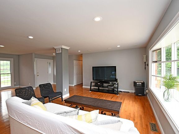 5th image of 7861 Blackthorn Dr