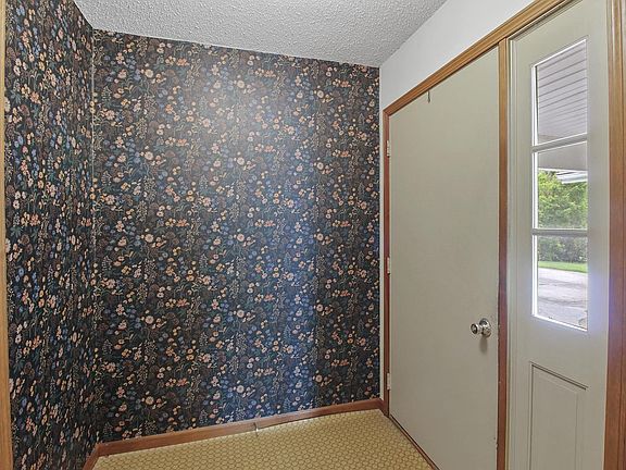 3rd image of 908 Hillside Ct