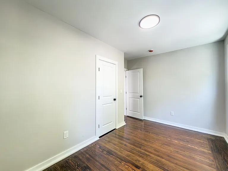 560 Howard Ave — Photo 20