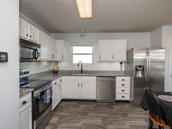 5th image of 3047 Blue Heron Dr