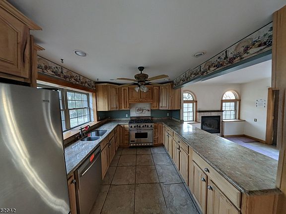 5th image of 24 Lake Dr