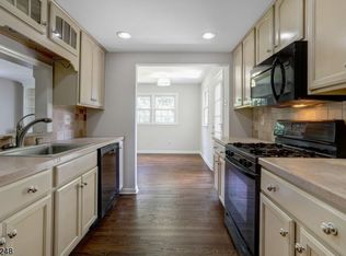 9 Village Cir, Mendham, NJ 07945