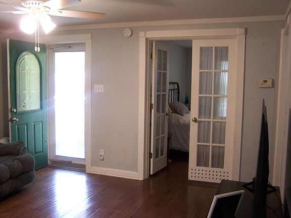 3rd image of 923 W Nelson St