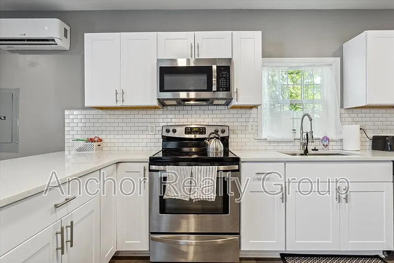 1 bed, 1.0 bath, $2,300 — Photo 3